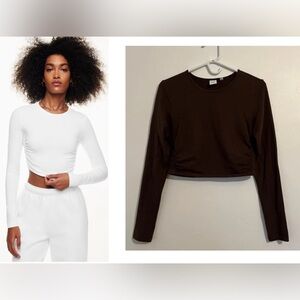 Aritzia TNA Chill Malibu Cropped Longsleeve
Ruched cropped longsleeve Brown VGUC